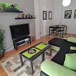 Cozy Center Apartment